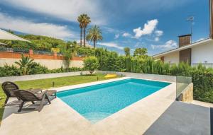 a swimming pool in the backyard of a house at Espectacular casa de diseño alto standing in Alella