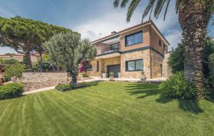a large house with a lawn in front of it at Espectacular casa de diseño alto standing in Alella
