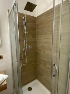 baño con cabina de ducha con puerta de cristal en Baglio Quadrone Torre Salsa en Montallegro