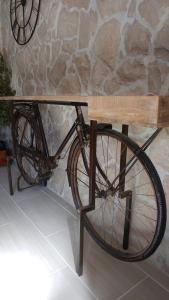 una bicicletta parcheggiata accanto a un tavolo di legno di Apartment Tia Vis a Vis