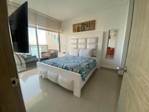 1 dormitorio con 1 cama y TV en Apartamento piso 26 en Cartagena de Indias