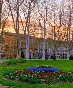un parque con flores y árboles y un edificio en Cro Behar 1 Apartment, en Zagreb