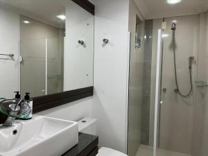 Koupelna v ubytování Suítes e quartos no Centro de Blumenau