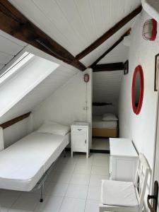 Habitación con 2 camas y una silla. en CASA MARIA ROSA - a pochi passi dal mare, en Bonassola