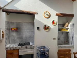 una pequeña cocina con fogones y fregadero en CASA MARIA ROSA - a pochi passi dal mare, en Bonassola