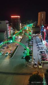 una calle de la ciudad con tráfico por la noche con luces verdes en KHÁCH SẠN ANH TÚ, en Lạng Sơn