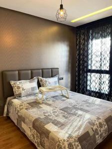 sypialnia z łóżkiem ze stołem w obiekcie tour 33 w mieście LʼOasis