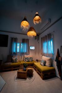 sala de estar con 2 sofás y cortinas azules en Precioso Loft cerca Málaga-Centro, La princesa, en Málaga