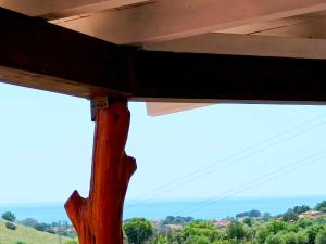 un tavolo in legno con vista su un campo di House with sea view Sardinia a Solanas