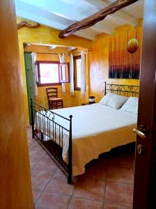 una camera con un letto di House with sea view Sardinia a Solanas