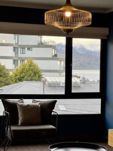 ein Wohnzimmer mit einem Sofa und einem großen Fenster in der Unterkunft Seaport Apartments Rivadavia I in Ushuaia