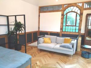 un soggiorno con divano e tavolo di Historisches Haus am Triller a Saarbrücken