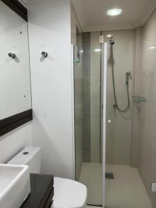Koupelna v ubytování Suítes e quartos no Centro de Blumenau