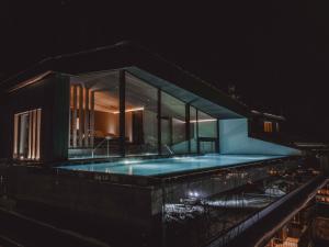 Bazén v ubytovaní Hotel Continental Dolomites alebo v jeho blízkosti