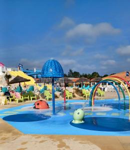 um parque aquático com piscina com escorrega aquático em Les Charmettes - SIBLU em Les Mathes