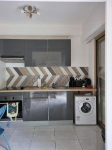 una cucina con lavatrice e lavatrice di Le Carla studio 2 personne a Nizza