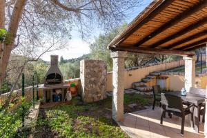 een patio met een open haard, een tafel en een fornuis bij Casa Teodoro in San Teodoro