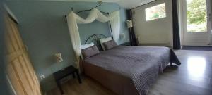 sypialnia z łóżkiem z baldachimem w obiekcie Roing B&B w mieście Hijken