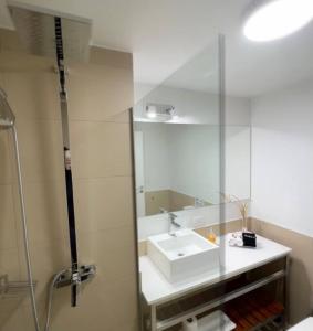 ein Bad mit einem Waschbecken und einem Spiegel in der Unterkunft Seaport Apartments Rivadavia I in Ushuaia