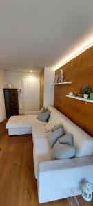 - un salon avec deux lits et un canapé dans l'établissement Relax Home Fie' allo Sciliar - Alpe di Siusi Val Gardena, à Fiè