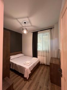 een slaapkamer met een bed met twee handdoeken erop bij Regana Guest House Aghveran in Arzakan