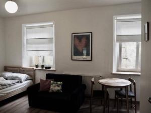 una sala de estar con un sofá y una mesa en Apartament Piękna 4, en Jedlina-Zdrój