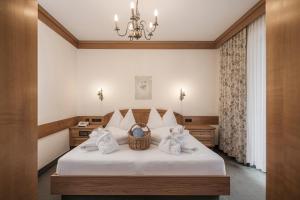 um quarto de hotel com uma cama com toalhas em Hotel Alpina - Thermenhotels Gastein em Bad Hofgastein