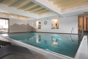 Bazén v ubytování Hotel Alpina - Thermenhotels Gastein nebo v jeho okolí