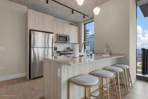 Una cocina o cocineta en Sage Modern Apartments Near Union Park in West Loop