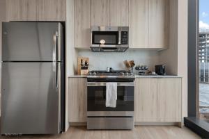 Una cocina o cocineta en Sage Modern Apartments Near Union Park in West Loop