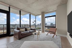 Un lugar para sentarse en Sage Modern Apartments Near Union Park in West Loop
