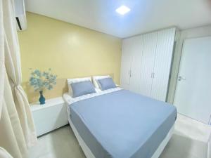 um quarto com uma cama grande e uma janela em Meireles Compact Apartamento 500m da praia em Fortaleza