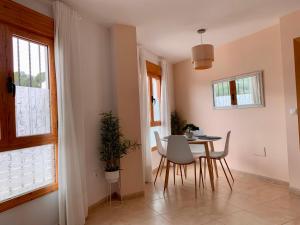 una sala da pranzo con tavolo e sedie di Ideal Apartamento - Guadalest a Guadalest