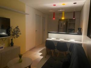 a kitchen and a living room with a table and chairs at Meireles Compact Apartamento 500m da praia in Fortaleza