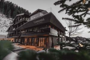 um grande edifício no topo de uma montanha coberta de neve em Hotel Continental em Selva di Val Gardena