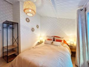 Un dormitorio con una cama grande con dos lámparas. en Terracotta Tranquility, en Arles