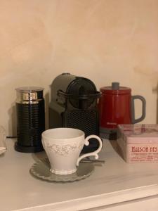 - une cafetière et une tasse sur une étagère dans l'établissement Gioia House, à Milan