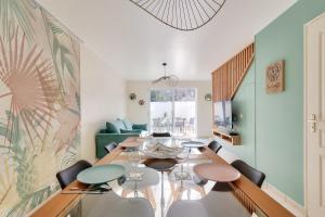 une salle à manger avec une longue table et des chaises dans l'établissement Maison moderne et piscine commune, à Les Sables-dʼOlonne 12 autres photos