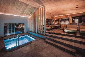 um quarto de hotel com piscina e spa em Hotel Continental em Selva di Val Gardena