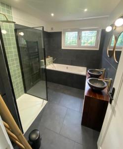 een badkamer met 2 wastafels, een douche en een bad bij Vaste villa proche golf du Touquet in Cucq