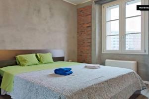 1 dormitorio con 1 cama con sombrero azul en Bicocca District, en Milán