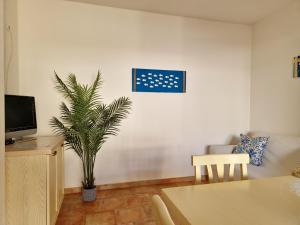A television and/or entertainment centre at Le Melodie - Appartamenti con spazi esterni privati a Sos Alinos