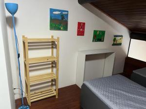 - une chambre avec un lit, une échelle et une étagère dans l'établissement Winterville Gravatá Lazer e descanso!, à Gravatá