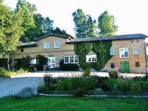 DörphofにあるFerienwohnung Familie Starckの緑の扉のある大きなレンガ造りの家