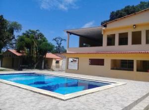 a swimming pool in front of a house at Sítio Vô Chico - eventos e hospedagem in Mauá