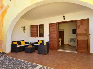 A seating area at Le Melodie - Appartamenti con spazi esterni privati a Sos Alinos