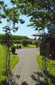 DörphofにあるFerienwohnung Familie Starckの公園内の椅子・傘付き通路 +6枚の写真