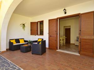 A seating area at Le Melodie - Appartamenti con spazi esterni privati a Sos Alinos