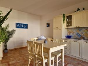 A kitchen or kitchenette at Le Melodie - Appartamenti con spazi esterni privati a Sos Alinos