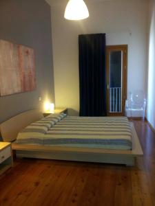 1 dormitorio con 1 cama con cortina azul en Casakalos Apartments Luxury Vacation Rentals, en Trapani